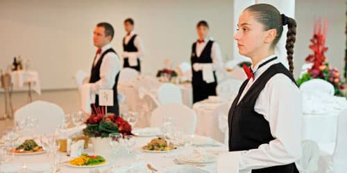 Выездные официанты - преимущества найма
